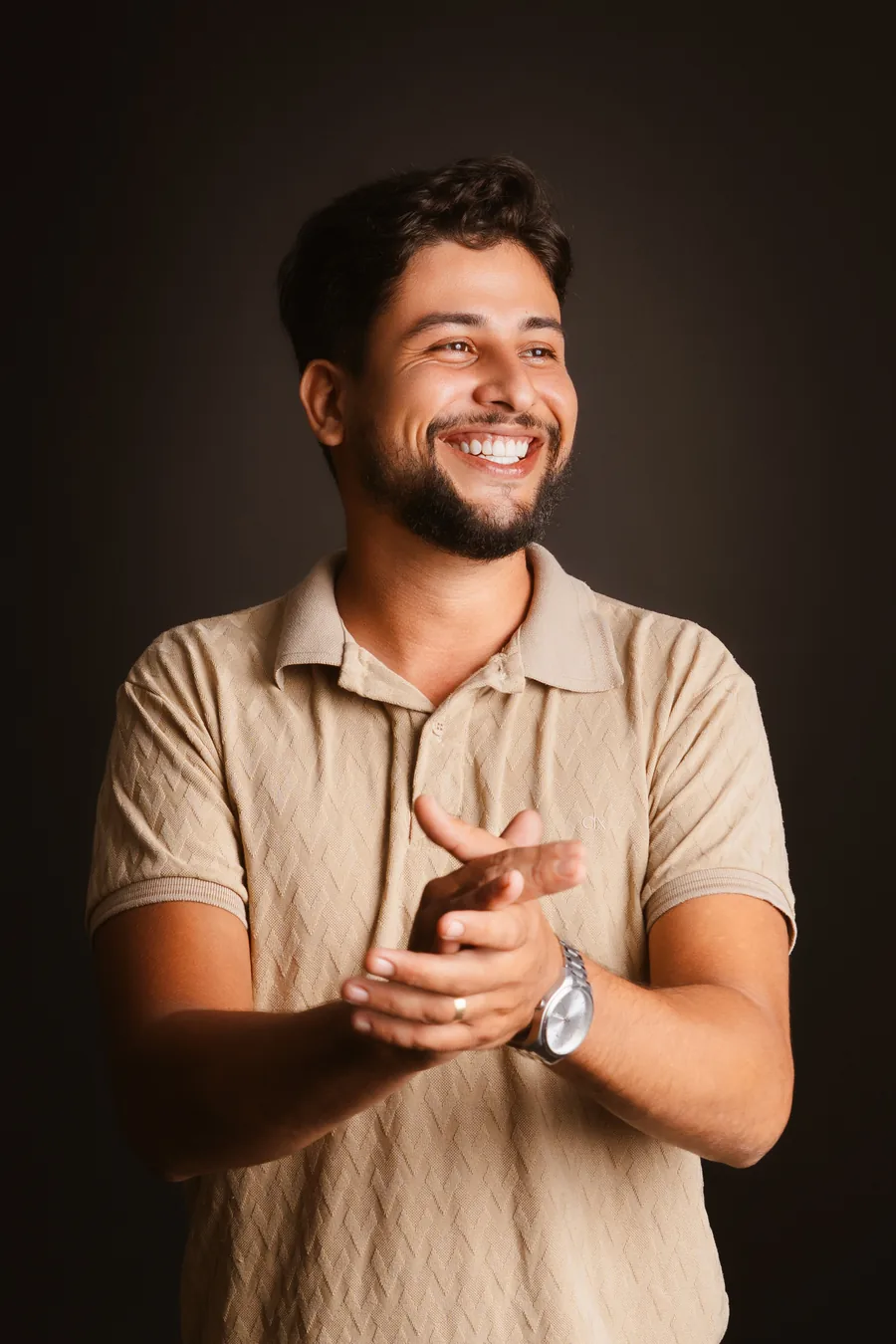 Mateus sorrindo depois do tratamento com facetas em resina